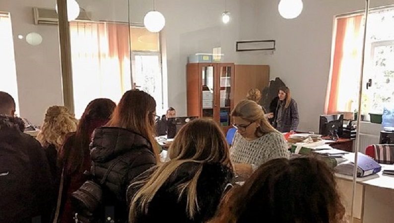 Pakti për Universitetin/ Studentët do të kenë përfaqësuesin e tyre në bordin e administrimit. Rritet në 50 % pesha e votës studentore për dekanin