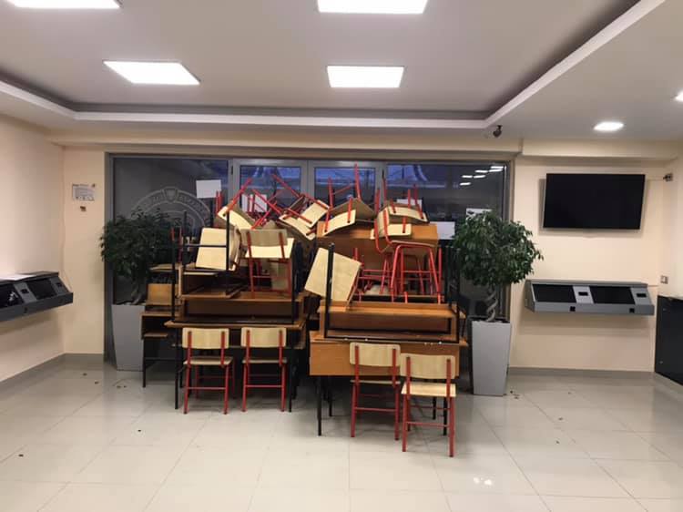 Tension te “Ekonomiku”, studentët nxjerrin jashtë administratën