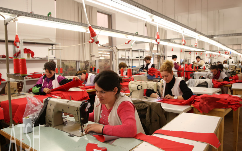 Frenon goditjen nga zhvlerësimi i monedhave të huaja! Qeveria “kurs industrial”, fiksim lek-valutë për eksportuesit Frenon goditjen nga zhvlerësimi i monedhave të huaja! Qeveria “kurs industrial”, fiksim lek-valutë për eksportuesit