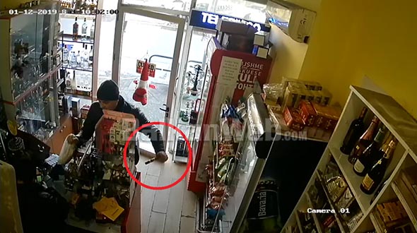 VIDEO/ Hajdut me puro në dyqanin në Tiranë VIDEO/ Hajdut me puro në dyqanin në Tiranë