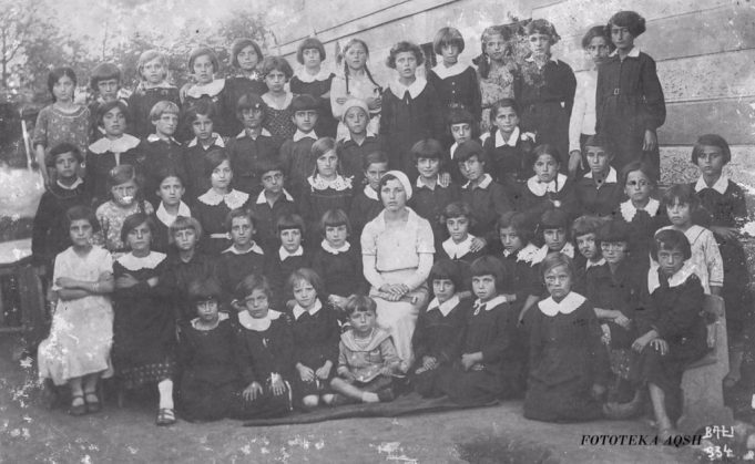 Drama e panjohur e VIP-ave që u rritën në jetimore, nga Kadri Roshi tek Ema Qazimi Drama e panjohur e VIP-ave që u rritën në jetimore, nga Kadri Roshi tek Ema Qazimi