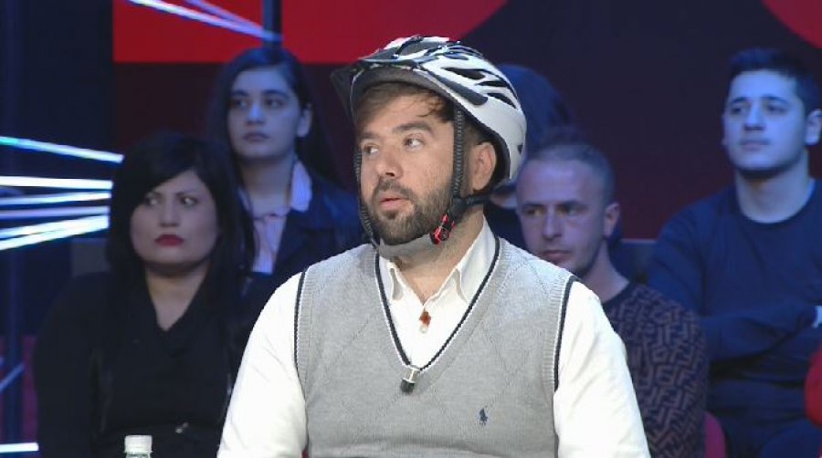 Kush është protestuesi i punësuar, që u bën presion studentëve? Kush është protestuesi i punësuar, që u bën presion studentëve?