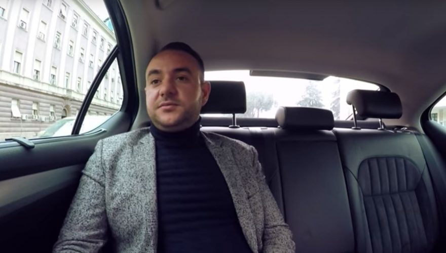 Foto ekskluzive nga “Jeta e çunit të Fahriut”: Nga protesta si “trim” në klubet e natës me femra Foto ekskluzive nga “Jeta e çunit të Fahriut”: Nga protesta si “trim” në klubet e natës me femra