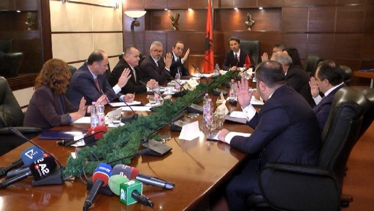 Akuzat për korrupsion, KLP shkarkon prokurorin Tom Dedaj Akuzat për korrupsion, KLP shkarkon prokurorin Tom Dedaj