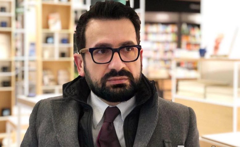 Kreshnik Spahiu shpërthen kundër Metës: “Komike! Emigrantët ikën nga këto fytyra, jo nga klima dhe natyra” Kreshnik Spahiu shpërthen kundër Metës: “Komike! Emigrantët ikën nga këto fytyra, jo nga klima dhe natyra”