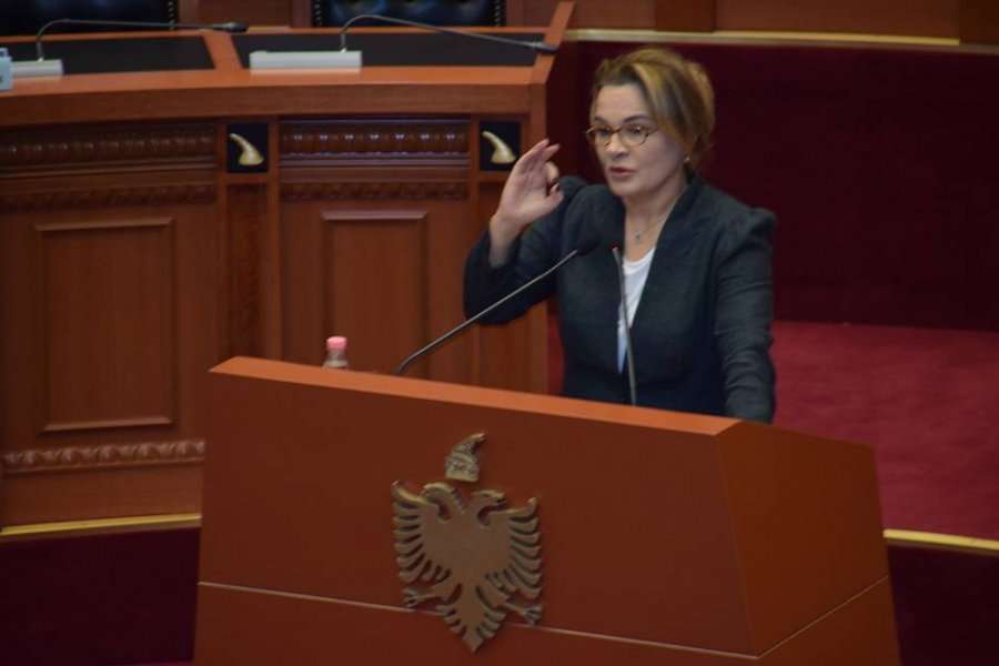 Çizmëmadhja flet me fjalor banal në parlament pastaj i drejtohet Ballës: Rama nuk të do… ju s’keni asgjë të përbashkët Çizmëmadhja flet me fjalor banal në parlament pastaj i drejtohet Ballës: Rama nuk të do… ju s’keni asgjë të përbashkët