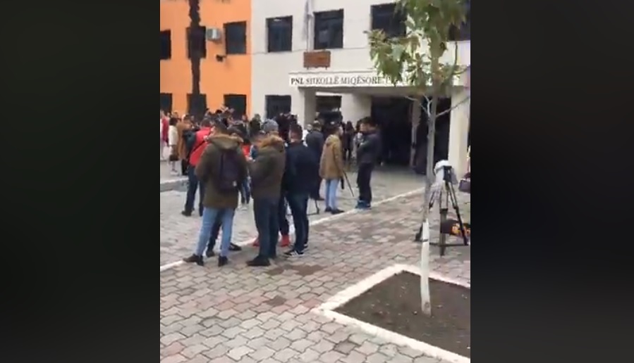 VIDEO/ Studentët e “Drejtësisë” rifillojnë mësimin në ambientet e gjimnazit “Petro Nini Luarasi” VIDEO/ Studentët e “Drejtësisë” rifillojnë mësimin në ambientet e gjimnazit “Petro Nini Luarasi”