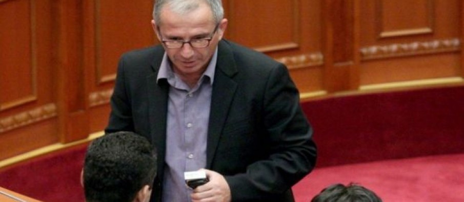 Pedagogu që do digjte shkolla do pengojë edhe zgjedhjet: Ju lutem më dënoni! Pedagogu që do digjte shkolla do pengojë edhe zgjedhjet: Ju lutem më dënoni!