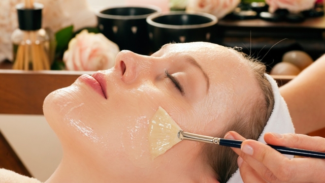 Maska që po “çmend” rrjetin, ju rinon me 10 vite Maska që po “çmend” rrjetin, ju rinon me 10 vite