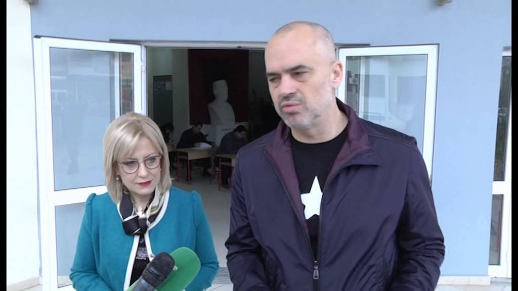 “Gota plasi në dorën time!” Lindita Nikolla ia thotë hapur Adi Krastës çfarë ndodhi! “Gota plasi në dorën time!” Lindita Nikolla ia thotë hapur Adi Krastës çfarë ndodhi!