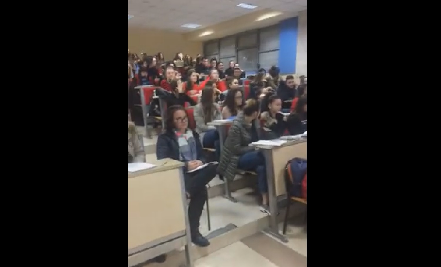 Video/ Auditorët plot me studentë, rikthehet mësimi normalisht tek “Ekonomiku”