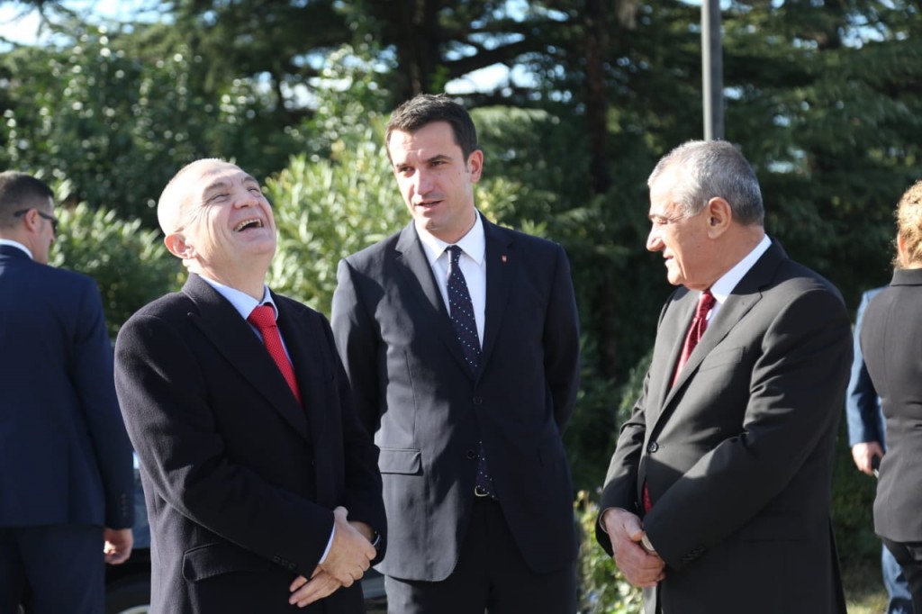 Nga Presidenti i ri tek situata në PD, Veliaj: PD ka zgjedhur të mbajë një xhenaze në shtëpi! Meta nuk është burrë që mban fjalën, nuk do të kandidojë për… Nga Presidenti i ri tek situata në PD, Veliaj: PD ka zgjedhur të mbajë një xhenaze në shtëpi! Meta nuk është burrë që mban fjalën, nuk do të kandidojë për…