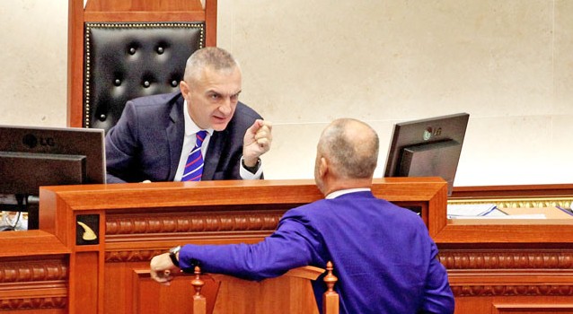 Kryeopozitari Meta sulmon banalisht Ramën: Shqipëria nuk është autoshkollë, ku ustai i madh kërkon të mësojë “gjeniun” si të ndryshojë kufijtë e Ballkanit Perëndimor Kryeopozitari Meta sulmon banalisht Ramën: Shqipëria nuk është autoshkollë, ku ustai i madh kërkon të mësojë “gjeniun” si të ndryshojë kufijtë e Ballkanit Perëndimor