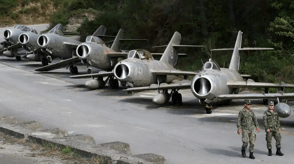 Ushtria serbe mori 9 avionë luftarakë shqiptarë: Zbulohet tradhëtia e radhës nga politika antishqiptare e qeverive Berisha Ushtria serbe mori 9 avionë luftarakë shqiptarë: Zbulohet tradhëtia e radhës nga politika antishqiptare e qeverive Berisha