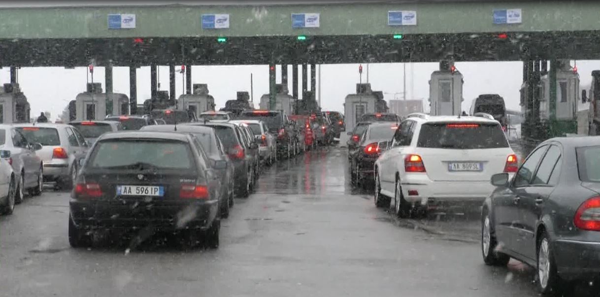 A ishte show qesharak “bashkimi doganor”?! Qytetarët, kontrolle në dy anët e kufirit Shqipëri-Kosovë A ishte show qesharak “bashkimi doganor”?! Qytetarët, kontrolle në dy anët e kufirit Shqipëri-Kosovë