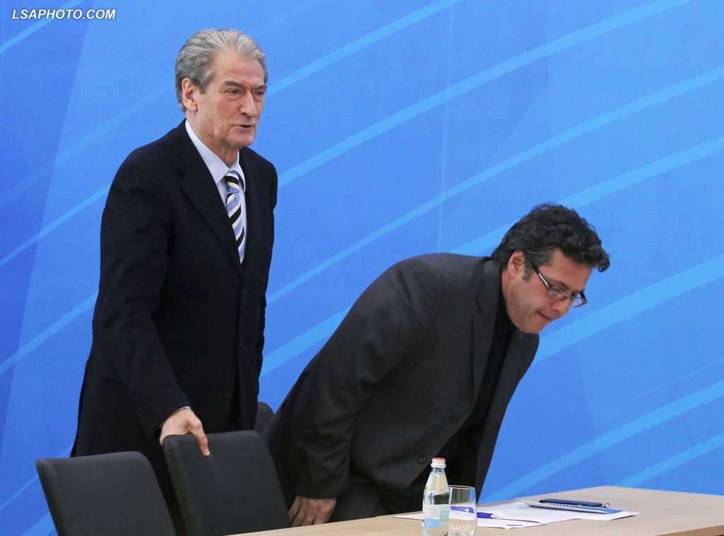 A do e padisi Ambasada Amerikane deputetin e Foltores për shpifje dhe mashtrim?  Paloku “nxjerr fak(t)e” publikisht: Ja provat e korrupsionit të Yuri Kim! Berisha nuk flet në ajër, ajo ka dy anije 70 mln euro