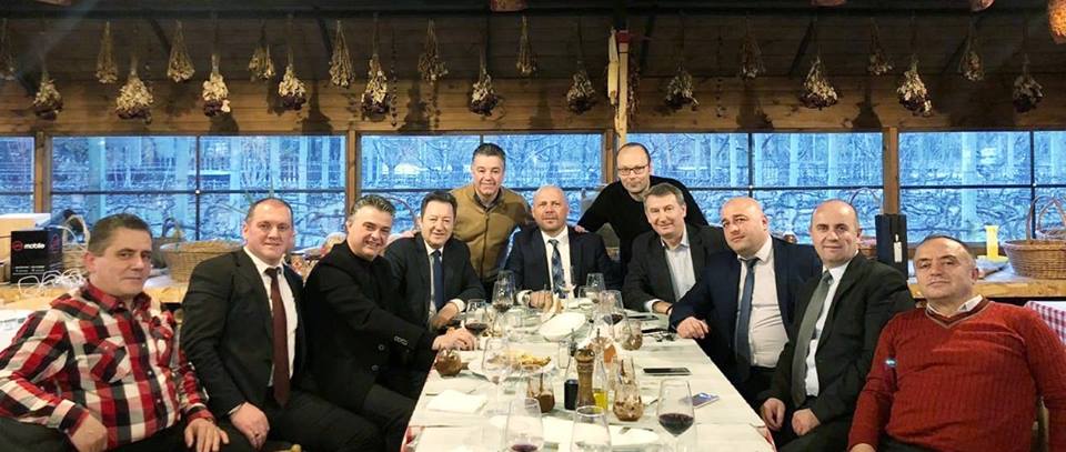 FOTO LAJM: Duke ngrënë e duke pirë për të rrëzuar Ramën FOTO LAJM: Duke ngrënë e duke pirë për të rrëzuar Ramën