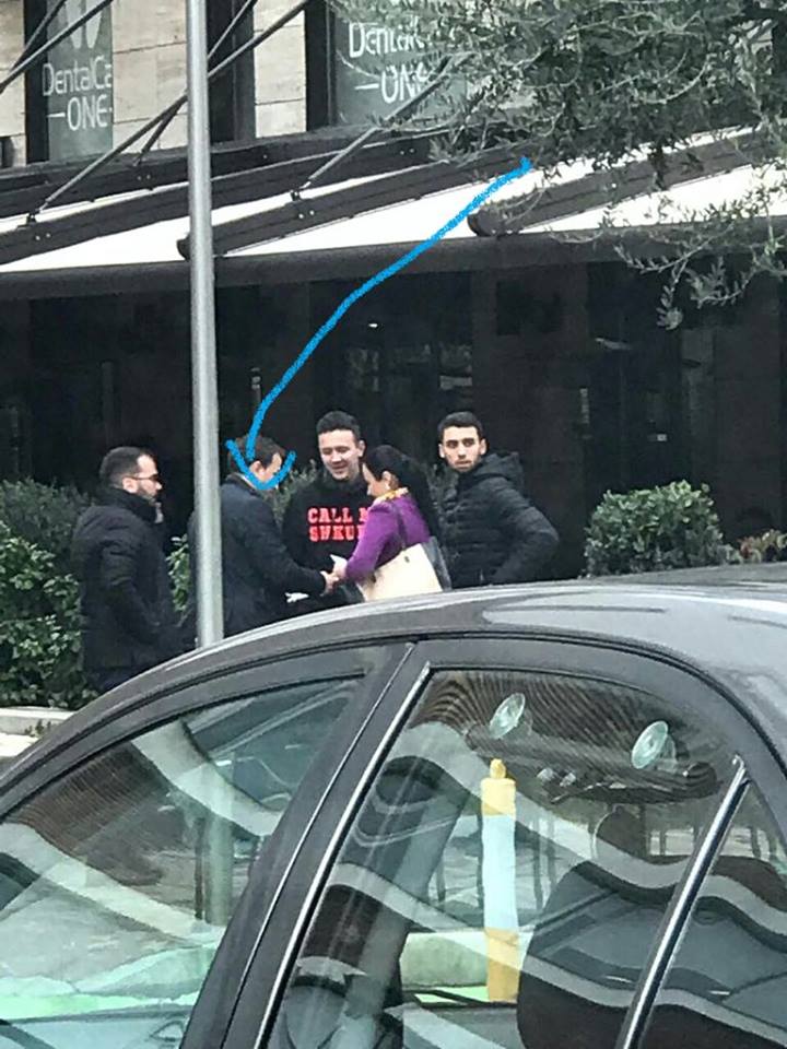 FOTOT/ Pedagogia organizatore e protestës, kapet duke iu shpërndarë lekë studentëve? FOTOT/ Pedagogia organizatore e protestës, kapet duke iu shpërndarë lekë studentëve?