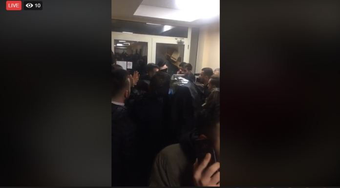 VIDEO/ Studentët e Drejtësisë tentojnë të zhbllokojnë fakultetin: “Shporruni! Duam mësim, duam mësim” VIDEO/ Studentët e Drejtësisë tentojnë të zhbllokojnë fakultetin: “Shporruni! Duam mësim, duam mësim”