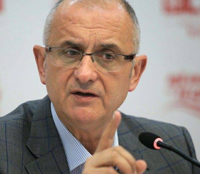 Titi le nam, lexoje mirë o aspirant për kryeministër! Qytetarët “masakrojnë” Petrit Vasalin për nivelin intelektual Titi le nam, lexoje mirë o aspirant për kryeministër! Qytetarët “masakrojnë” Petrit Vasalin për nivelin intelektual