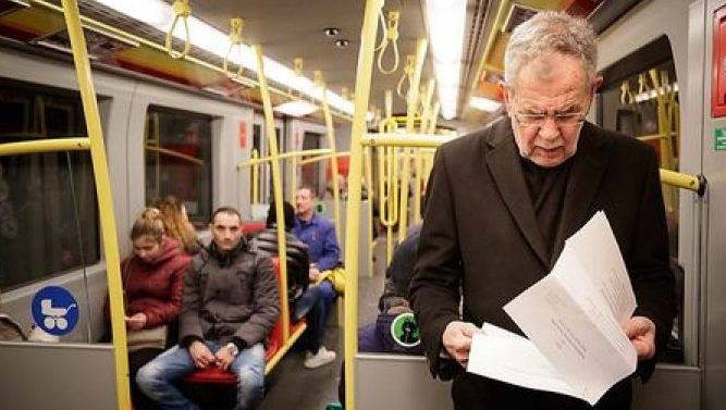 Personi që po qëndron në këmbë në autobus është President i Austrisë Personi që po qëndron në këmbë në autobus është President i Austrisë