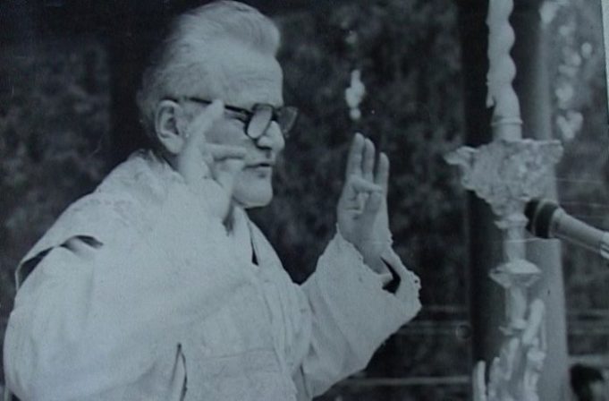 Dom Simon Jubani, prifti që luajti 7 vjet futboll me Vllazninë Dom Simon Jubani, prifti që luajti 7 vjet futboll me Vllazninë