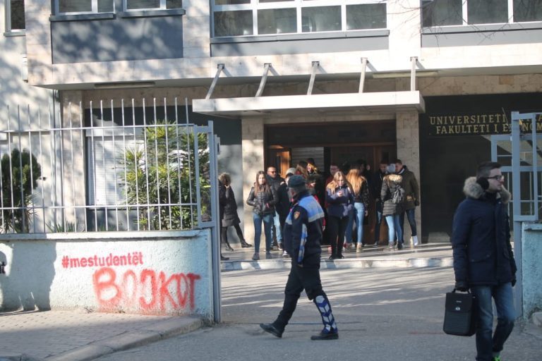 Braçe: Boll me rrena! Universitetet kanë detyrim të njoftojnë se mësimi ka rifilluar. Prindërit i dinë shkollat mbyllur e pa mësim Braçe: Boll me rrena! Universitetet kanë detyrim të njoftojnë se mësimi ka rifilluar. Prindërit i dinë shkollat mbyllur e pa mësim