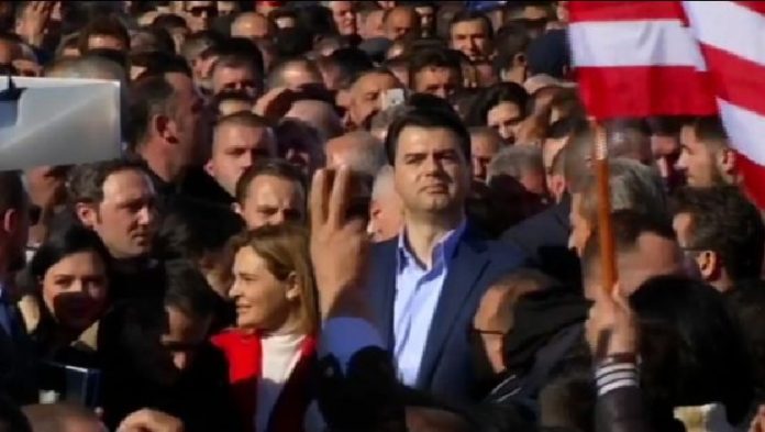 Studentët dhe kërkesat e tyre, maskë për opozitën që ka 5 vite në rrugë dhe është vetëm Studentët dhe kërkesat e tyre, maskë për opozitën që ka 5 vite në rrugë dhe është vetëm