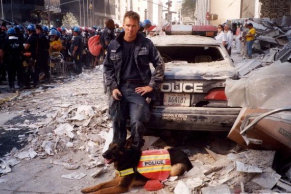 Kuriozitete/ Zjarrfikësit amerikanë u fshehën nën rrënojat e Kullave Binjake, në mënyrë që qentë e shpëtimit të mund t’i gjenin “të gjallë” Kuriozitete/ Zjarrfikësit amerikanë u fshehën nën rrënojat e Kullave Binjake, në mënyrë që qentë e shpëtimit të mund t’i gjenin “të gjallë”