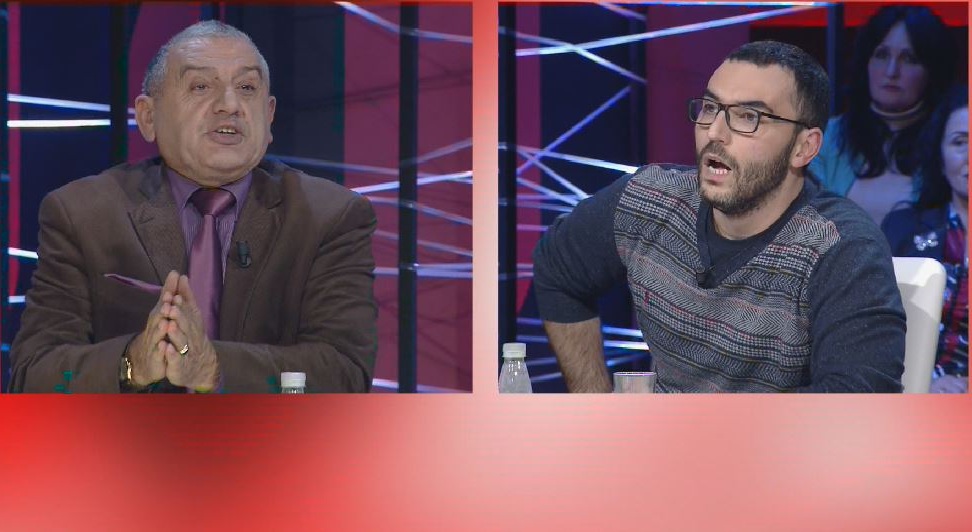 Arlind Qorit ja plas në sy Malos së Zhejt: Nuk kam qenë ndonjëherë gazetar partie si ti. Edi Rama nuk e çan kokën fare, fare nga protesta e PD dhe LSI-së Arlind Qorit ja plas në sy Malos së Zhejt: Nuk kam qenë ndonjëherë gazetar partie si ti. Edi Rama nuk e çan kokën fare, fare nga protesta e PD dhe LSI-së