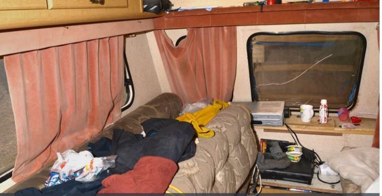 Anglezi shfrytëzon si “skllevër” modern shqiptarët dhe rumunët me dokumenta të rregullt Anglezi shfrytëzon si “skllevër” modern shqiptarët dhe rumunët me dokumenta të rregullt