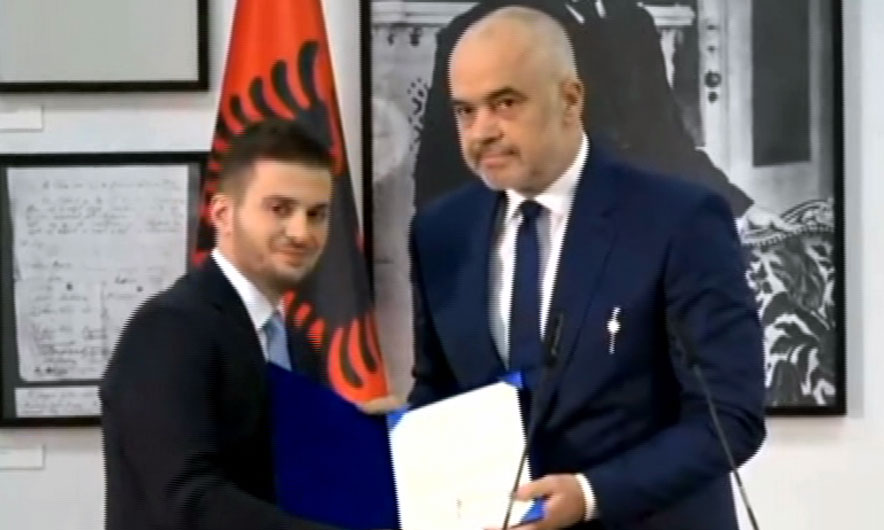 “Dorëzimi” i çelësave të MEPJ te Cakaj: “Vetëvendosja” e Albinit “fut turinjtë” në politikën e jashtme shqiptare! “Dorëzimi” i çelësave të MEPJ te Cakaj: “Vetëvendosja” e Albinit “fut turinjtë” në politikën e jashtme shqiptare!