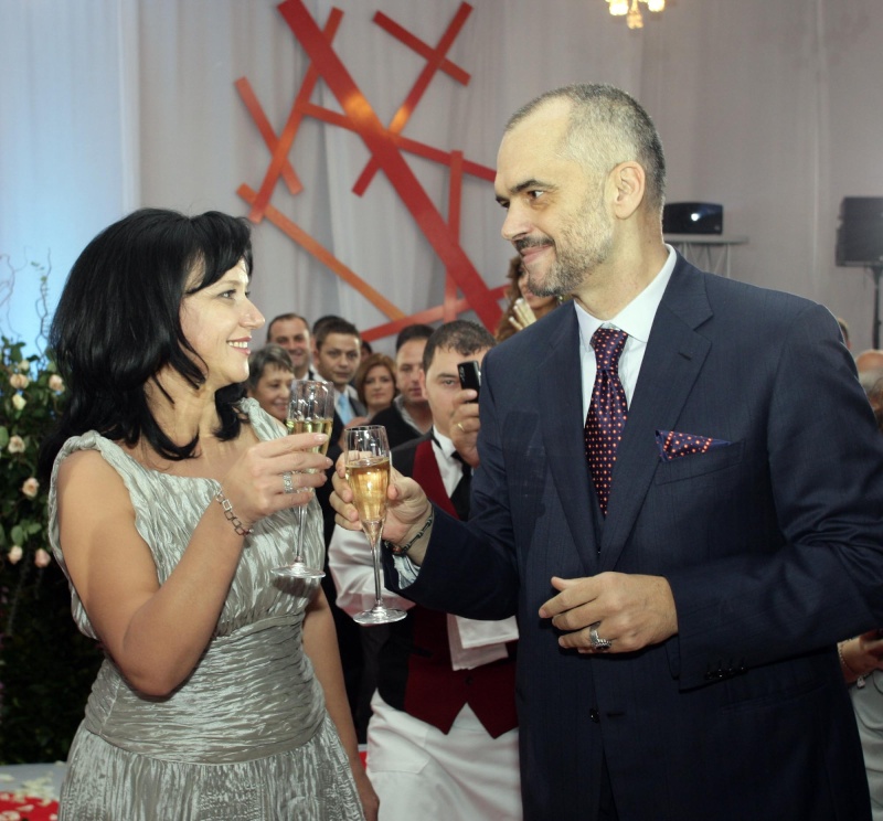 Të dy duke u puthur! Rama publikon foton me Lindën, festojnë përvjetorin e martesës: 10 vjet! (Foto) Të dy duke u puthur! Rama publikon foton me Lindën, festojnë përvjetorin e martesës: 10 vjet! (Foto)