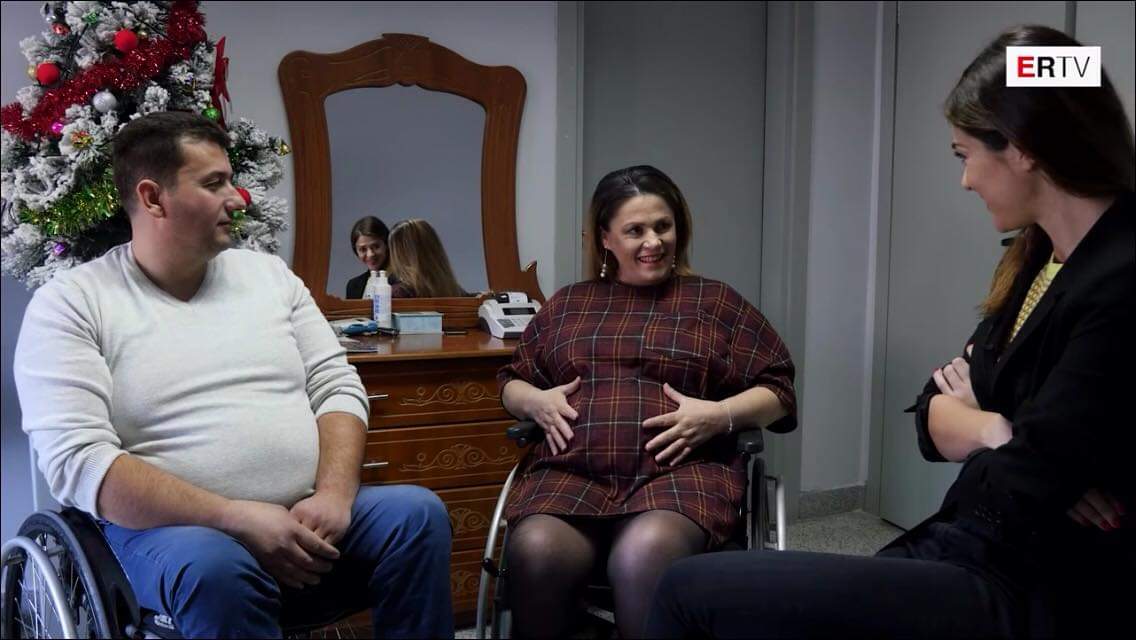 Historia frymëzuese e çiftit shqiptar që jeton në karrige me rrota: “Zoti do të na bekojë me një fëmijë”