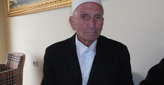 Qazoja nga Tropoja: enveristi i betuar me plis që u takua me Bill Klintonin…dhe Edi Ramën Qazoja nga Tropoja: enveristi i betuar me plis që u takua me Bill Klintonin…dhe Edi Ramën