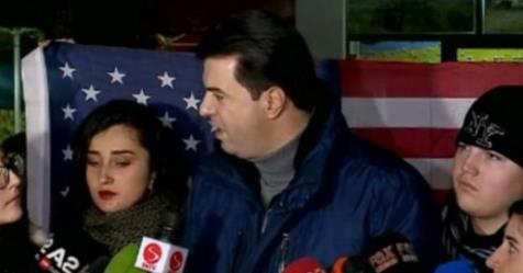 Ja si tallet Basha me banorët e “Astirit”: Ju e përçatë qeverinë, që çoi në zëvendësimin e ministrave?! Ja si tallet Basha me banorët e “Astirit”: Ju e përçatë qeverinë, që çoi në zëvendësimin e ministrave?!