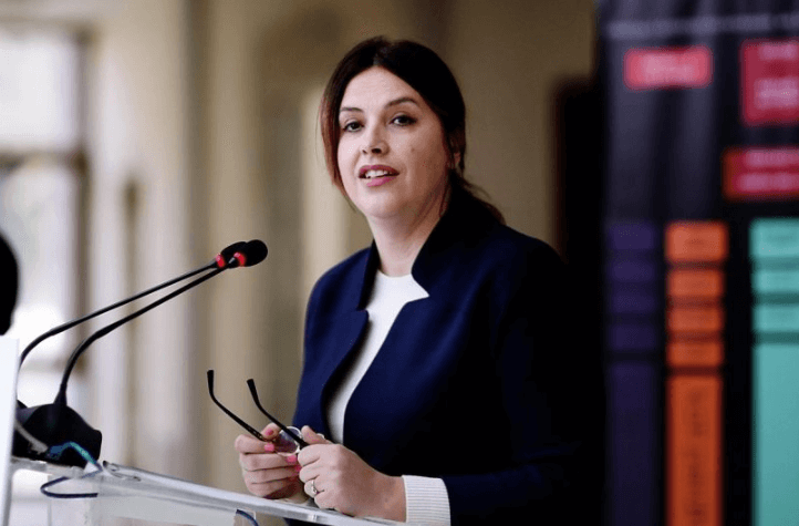 Hapet loja “burg”: Gentiana Sula, Ilir Meta ose Bujar Sheshi do të përfundojnë pas hekurave Hapet loja “burg”: Gentiana Sula, Ilir Meta ose Bujar Sheshi do të përfundojnë pas hekurave