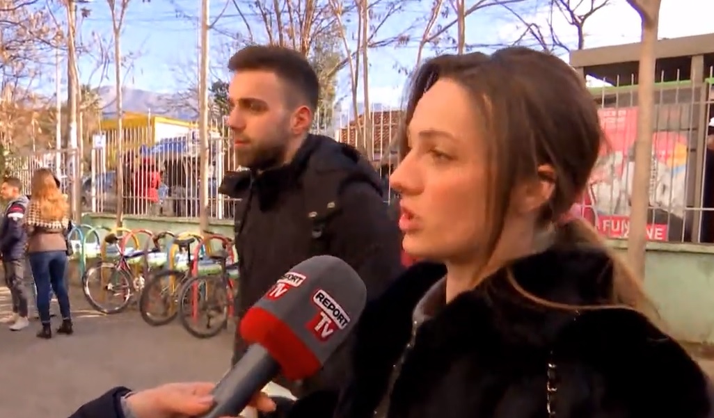 E fundit nga Fakulteti Ekonomik, studentët e indinjuar: Jemi për mësim, jemi një grup shumë i madh. Na është bllokuar dera E fundit nga Fakulteti Ekonomik, studentët e indinjuar: Jemi për mësim, jemi një grup shumë i madh. Na është bllokuar dera