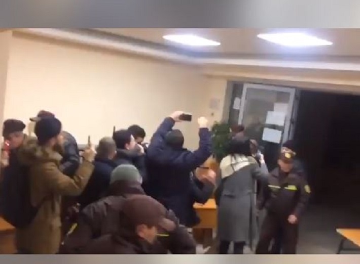 Militantët e PD e kthejnë protestën e studenteve si çadra në Bulevard, iu çojnë dhe ushqime