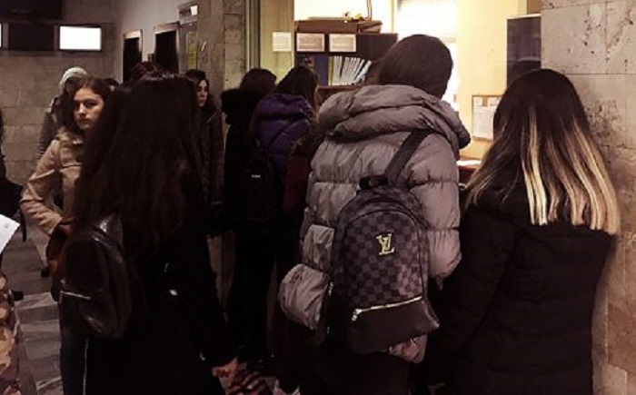 Ja kush po i keqinformon studentët në menyrë të qëllimshme duke i përplasur aty ku nuk kanë asnjë lidhje! Ja kush po i keqinformon studentët në menyrë të qëllimshme duke i përplasur aty ku nuk kanë asnjë lidhje!