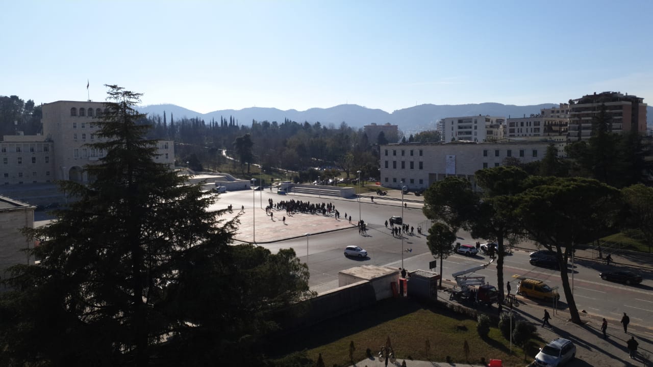 FOTOT/ Në auditore vazhdon mësimi, në protestë më pak se 50 “studentë” FOTOT/ Në auditore vazhdon mësimi, në protestë më pak se 50 “studentë”