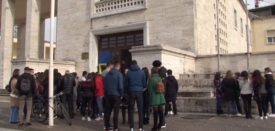 Bllokimi nga disa militantë te ‘Drejtësia’, dekanati: Sot studentët fillojnë normalisht mësimin në ambiente të tjera Bllokimi nga disa militantë te ‘Drejtësia’, dekanati: Sot studentët fillojnë normalisht mësimin në ambiente të tjera