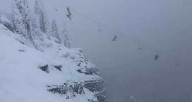 Në një resort në Montana 140 njerëz ngecin në teleferik në mes furtunës së dëborës (Video) Në një resort në Montana 140 njerëz ngecin në teleferik në mes furtunës së dëborës (Video)