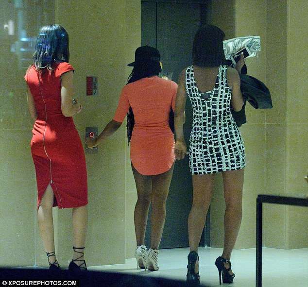 3 mijë njerëz i shkojnë 19 vjeçares në hotel për të bërë qejf, por ja drama që i ndodhi më pas 3 mijë njerëz i shkojnë 19 vjeçares në hotel për të bërë qejf, por ja drama që i ndodhi më pas