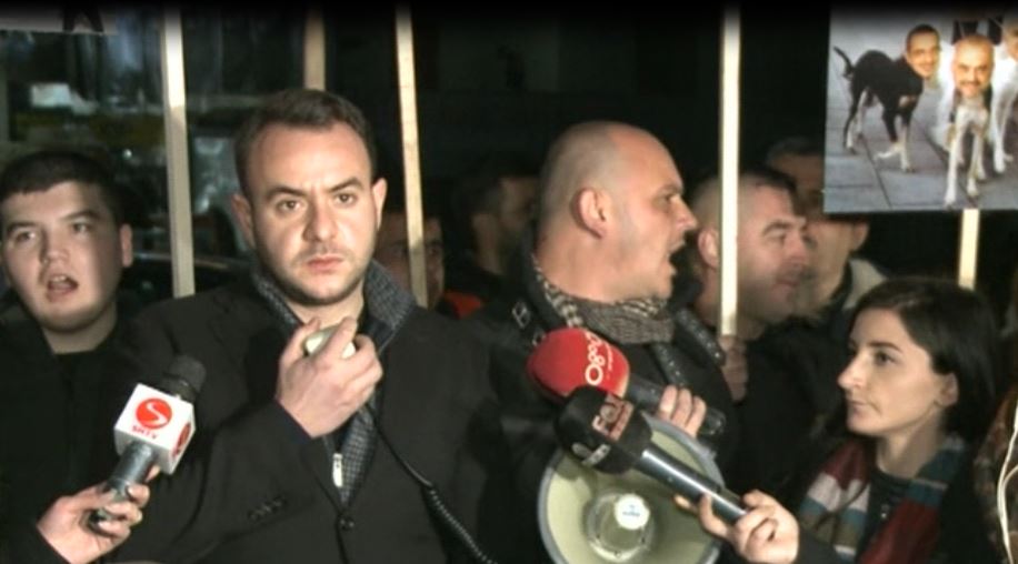 Banorët e Astirit e zgjidhën hallin: Klevis Balliu deputeti që duam, jo Gjylameti Banorët e Astirit e zgjidhën hallin: Klevis Balliu deputeti që duam, jo Gjylameti