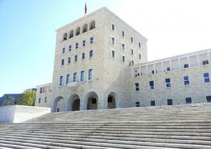 VIDEO/ Auditorët plot me studentë, “Politekniku” zhvillon mësim normalisht