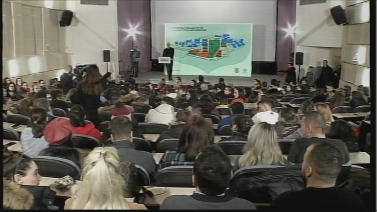 Studentja me edukatë “partie” në sallë ndërpret Ramën Shokët e marrin për “zhelesh”: Dil jashtë! Studentja me edukatë “partie” në sallë ndërpret Ramën Shokët e marrin për “zhelesh”: Dil jashtë!