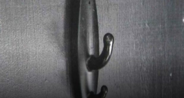 Nëse shikoni një varëse të tillë në tualete publike, lajmëroni urgjent policinë (Video) Nëse shikoni një varëse të tillë në tualete publike, lajmëroni urgjent policinë (Video)