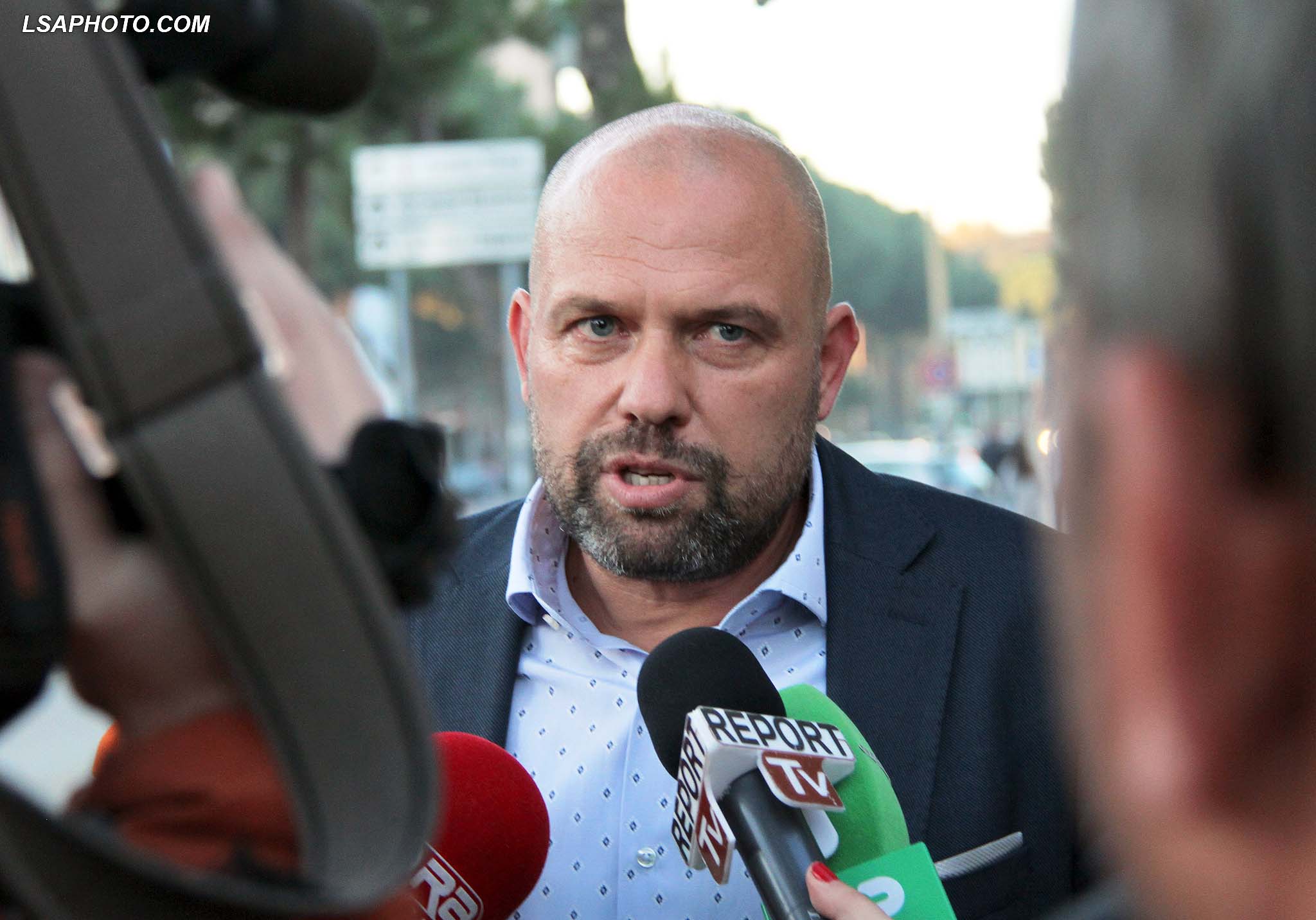 “Orakulli” Ylli Manjani, pasi lexoi filxhan vë bast se Donika Prela e kalon vettingun, pavarësisht pretendimeve të ONM “Orakulli” Ylli Manjani, pasi lexoi filxhan vë bast se Donika Prela e kalon vettingun, pavarësisht pretendimeve të ONM