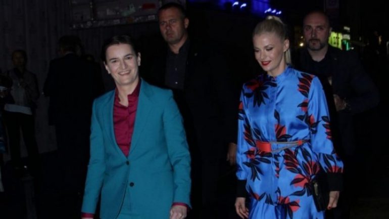 Kryeministrja lesbike e Serbisë dhe partnerja e saj presin një fëmijë Kryeministrja lesbike e Serbisë dhe partnerja e saj presin një fëmijë